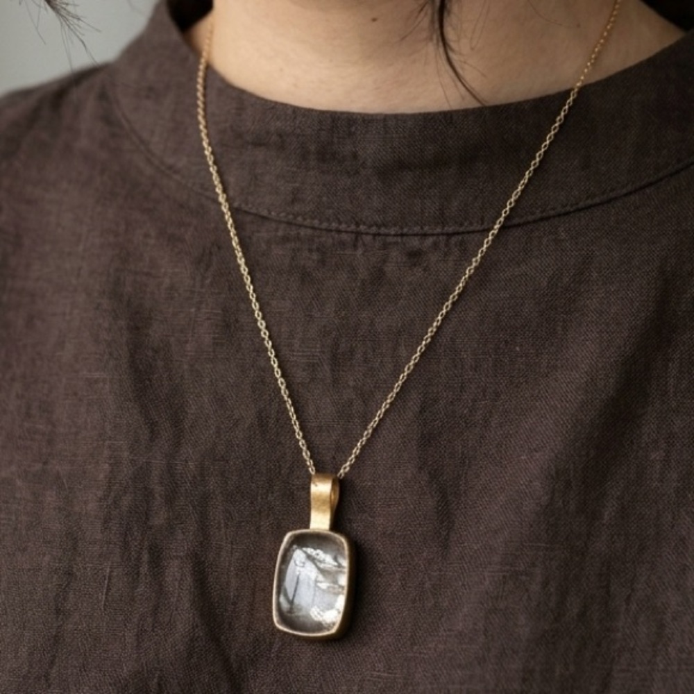 Elegant Gold Pendant Necklace